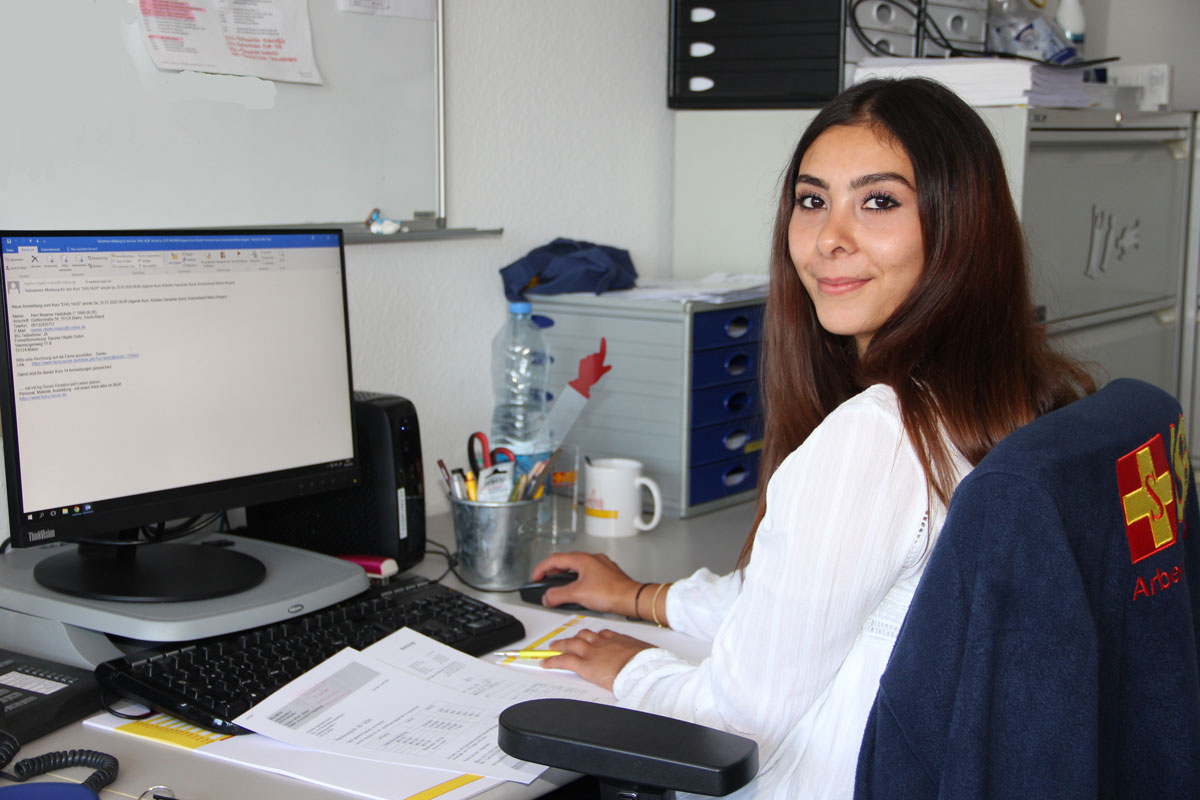 Leyla Karaarslan hat im Juli 2020 ihre Ausbildungs zur Kauffrau für Büromanagement im ASB Aus- und Weiterbildungszentrum abgeschlossen.