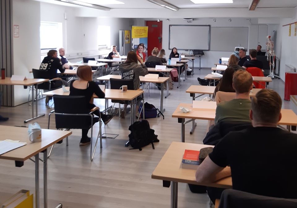 Abstand im Klassenzimmer beim Aus- und Weiterbildungszentrum des ASB Mainz-Bingen