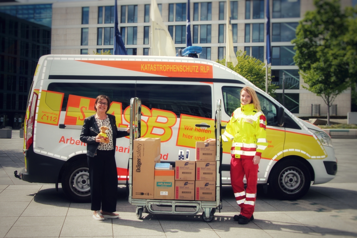 Spendenübergabe der R+V-Versicherung an den Rettungsdienst des ASB Mainz-Bingen.