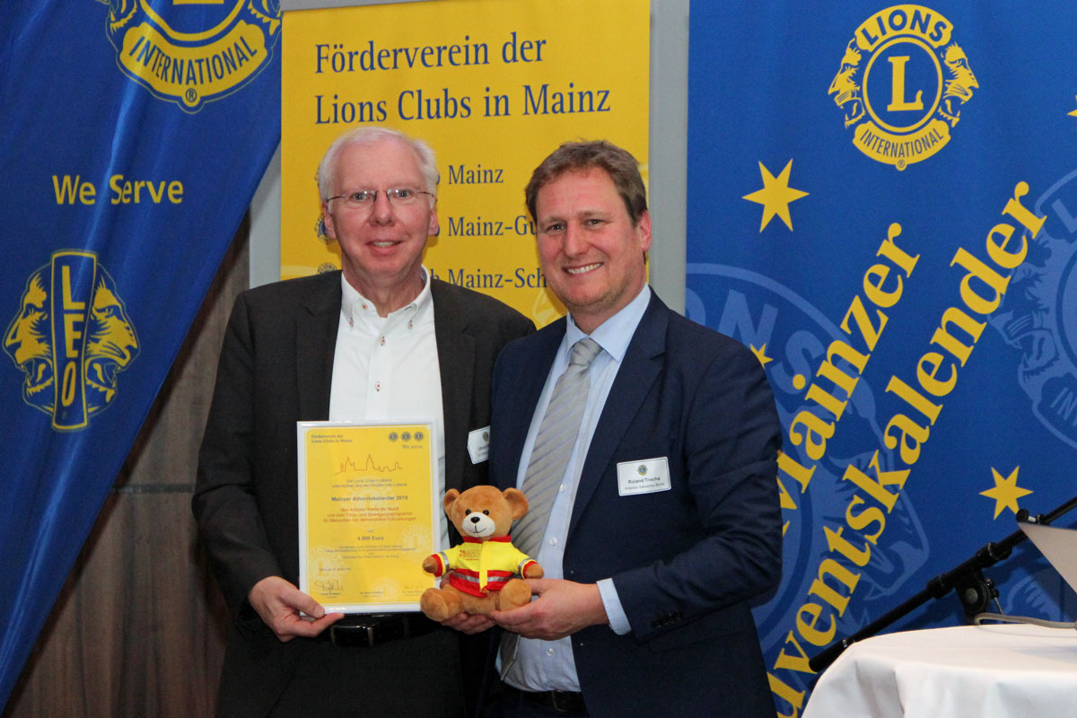 Spendenübergabe bei Neujahrsempfang des Fördervereins der Lions CLubs Mainz an den Vorsitzenden des ASB Mainz-Bingen, Roland Trocha.